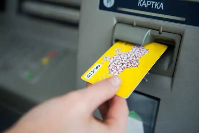 Нацбанк пропонує виплачувати зарплати та пенсії лише в безготівковій формі