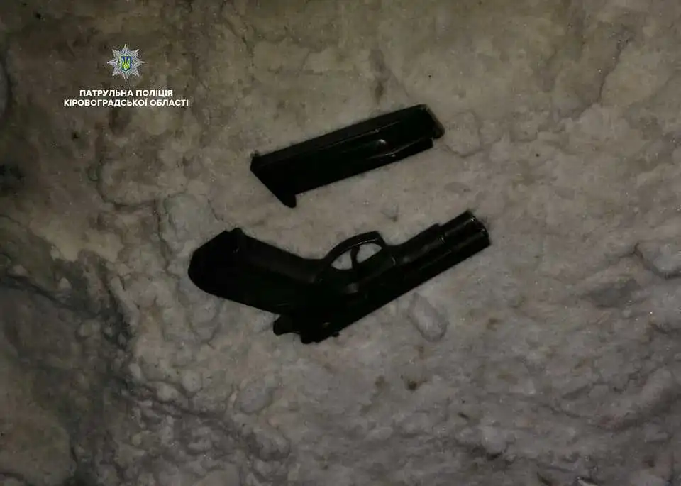 У центрі Кропивницького невідомий із вікна автівки стріляв у чоловіка (ФОТО)