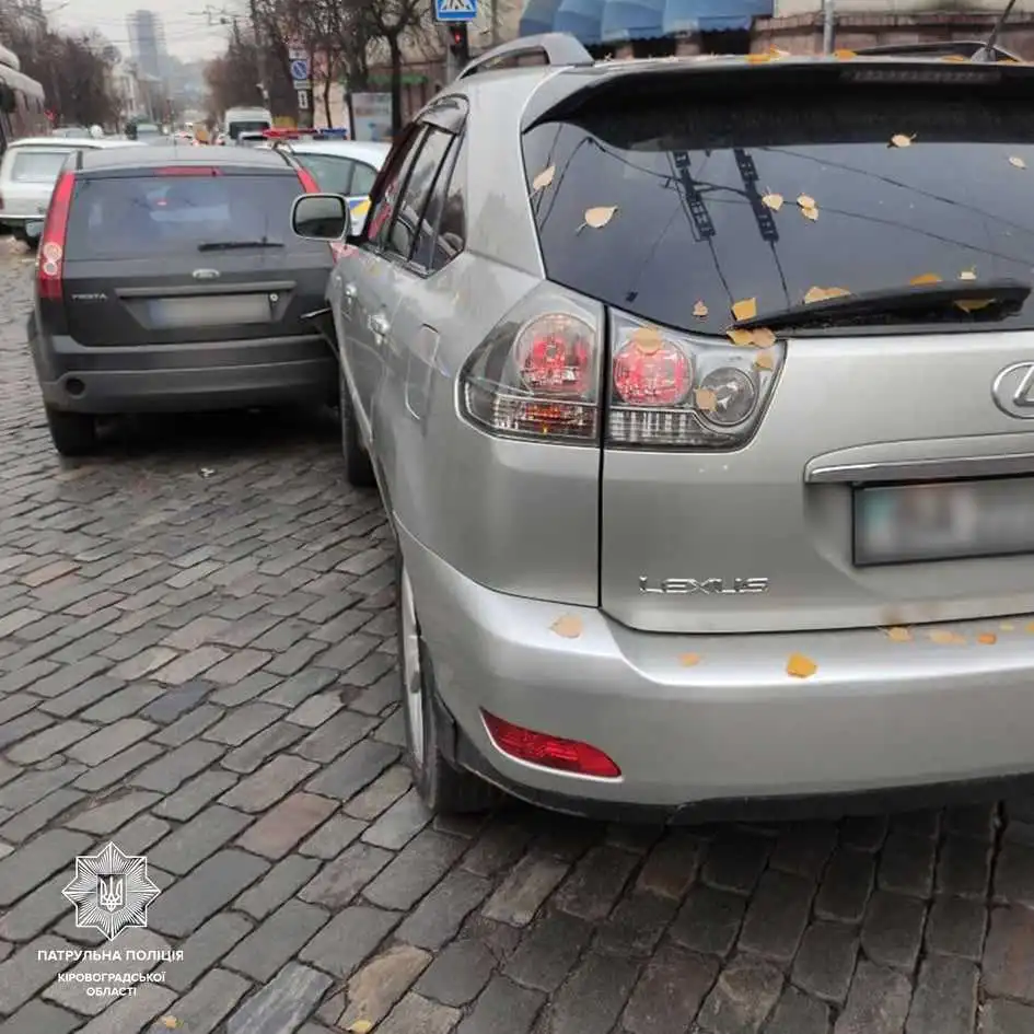 У центpі Кpопивницького зіткнулися Lexus та Ford (ФОТО)