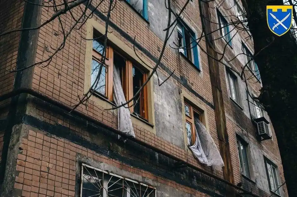 Окупанти продовжують завдавати ударів по інфрастуктурі та будинках мирного населення фото 1