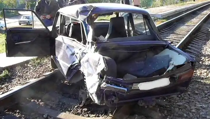 На Кіровоградщині легковик зіткнувся з електровозом (ФОТО) фото 6