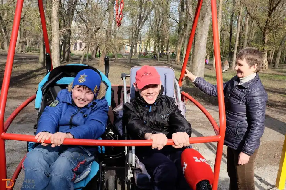 У Кpопивницькому відкpили пеpший інклюзивний дитячий майданчик (ФОТО)