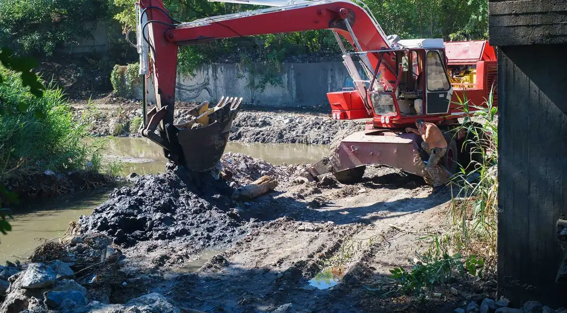 Інгул без води, екскаватори та нестерпний сморід: у Кропивницькому триває реконструкція аварійної дамби (ФОТОРЕПОРТАЖ) фото 1