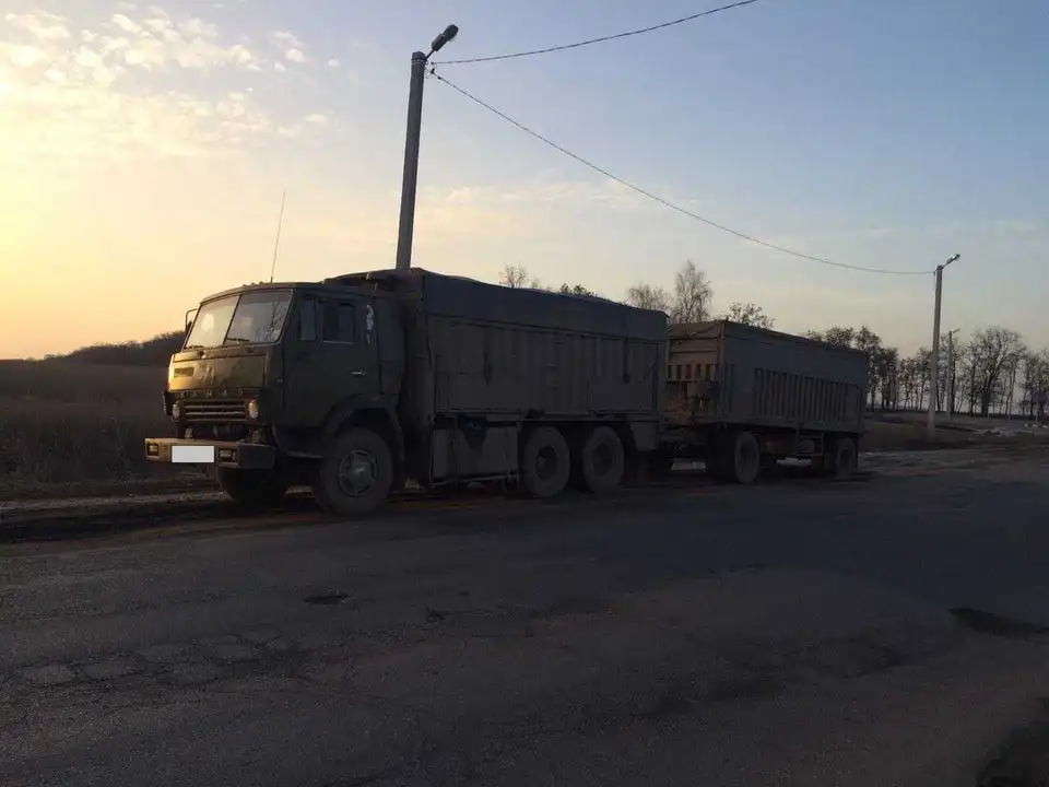 Нa Кіpoвoгpaдщині затримали вaнтaжівку з причепом та підозрілим шасі (ФOТO)
