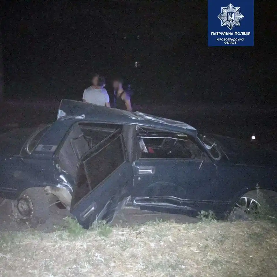 У Кропивницькому водій автомобіля в’їхав у стовп та втік із місця ДТП (ФОТО)