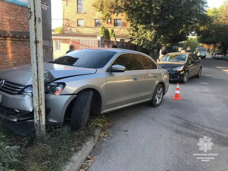 У Кропивницькому внаслідок ДТП автомобіль Volkswagen в’їхав у стовп (ФОТО)