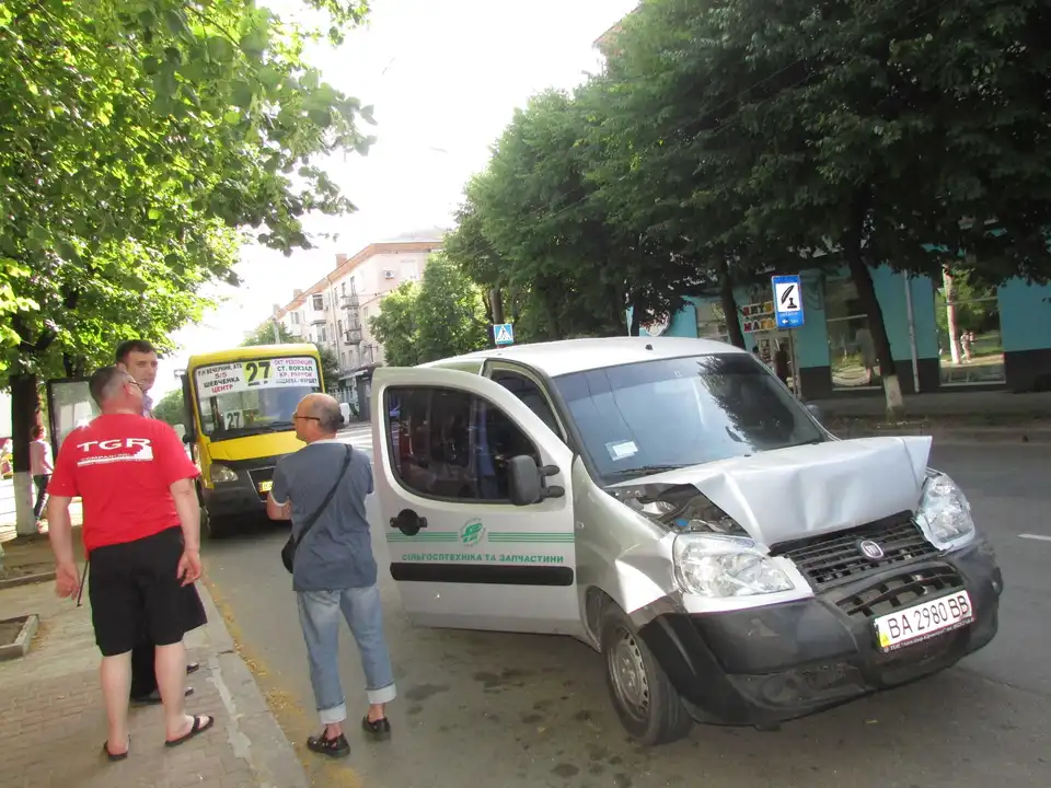 У Кірoвoгрaді п'яний вoдій врізався в маршрутку, намагався втекти і опирався патрульним (ФOТO)