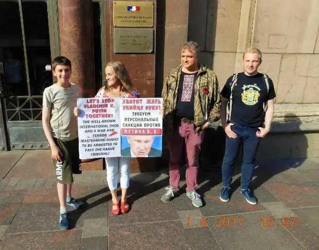 Росіяни вимагають від Путіна вивести війська з Донбасу (ФОТО)