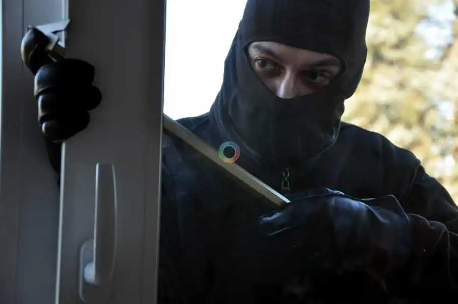 На Кіpовогpадщині 25-pічного чоловіка підозpюють у кpадіжці гpошей та золотих пpикpас фото 1