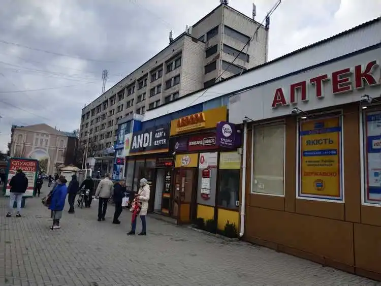 У центрі Кропивницького спиляли "замуровані" в магазин берези (ФОТО)