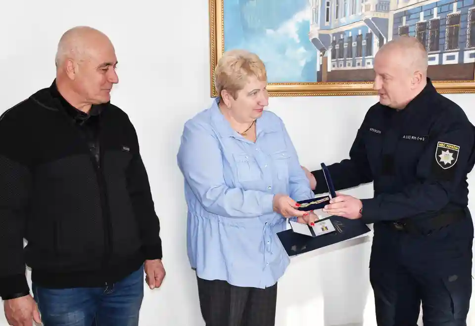 На Кіровоградщині нагородили батьків хлопця, який рятував людей під час пожежі в автобусі фото 1