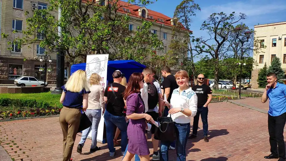 На головній площі Кропивницького роздавали "ліки від байдужості" (ФОТО)