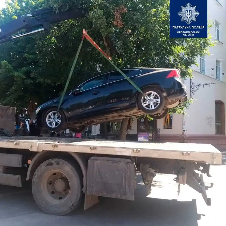 У Кропивницькому евакуювали дві машини, які заважали іншим (ФОТО) фото 1