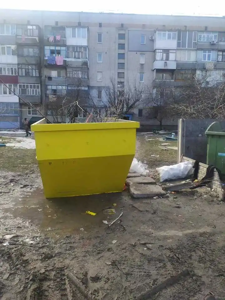 Жителі Кропивницького викидають пакети зі сміттям у бункери для будівельних відходів (ФОТО) фото 1