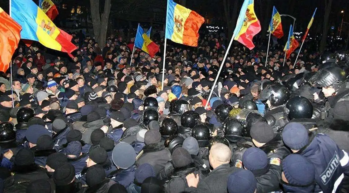 В Молдові майдан: люди протестують проти нового уряду фото 1