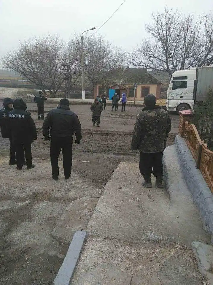 Обурені селяни перекрили трасу з Миколаєва на Кропивницький (ФОТО) фото 1