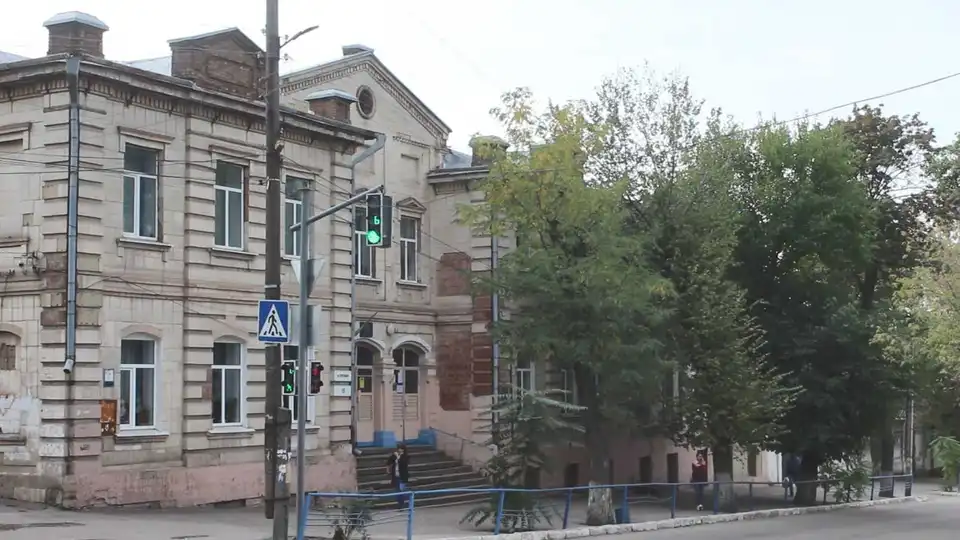 У Кропивницькому учні однієї зі шкіл дихають пліснявою і вчаться у вогких приміщеннях (ФОТО)