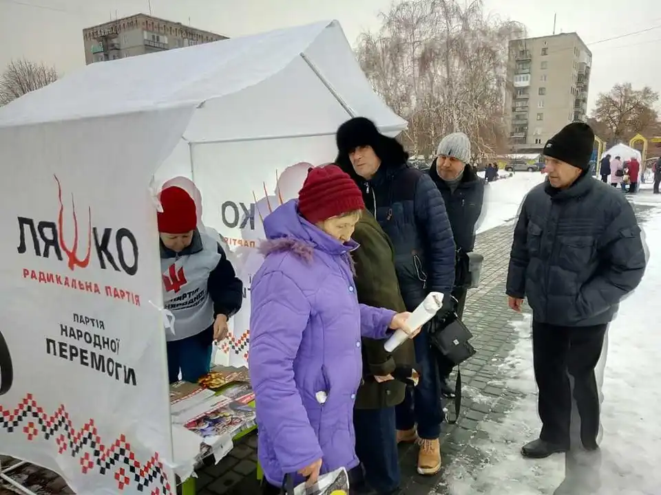 На Кіровоградщині потенційний кандидат в президенти вручав подяки працівникам держустанов фото 1