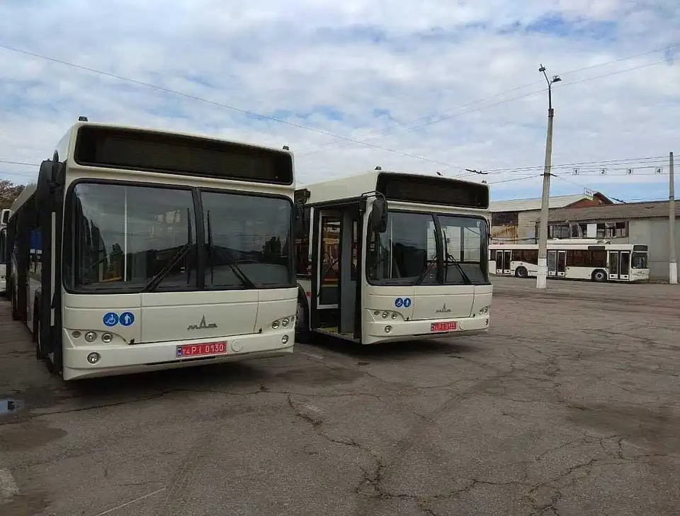 У Крoпивницький прибули чoтири нoві aвтoбуси (ФOТO)