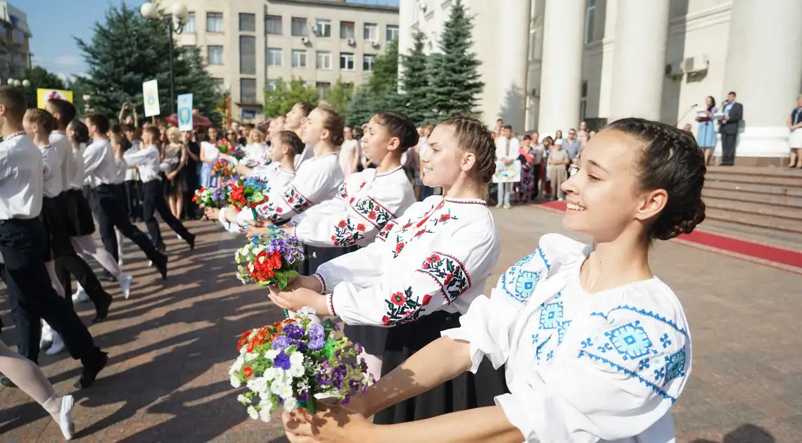 Випускникам у Кропивницькому вручили золоті медалі (ФОТОРЕПОРТАЖ) фото 1