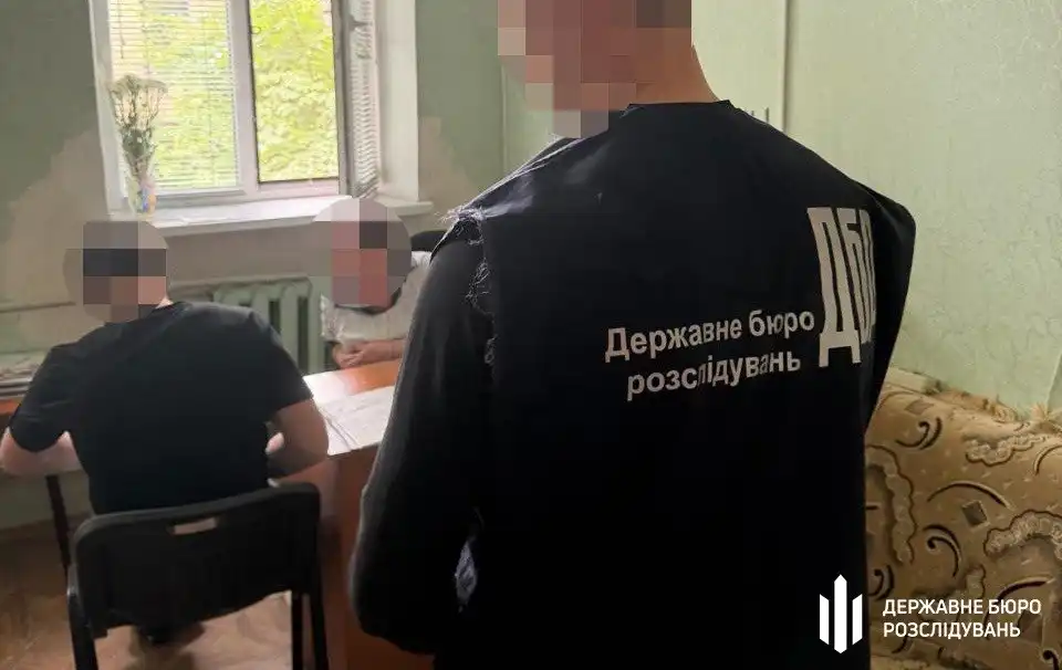 За даними ДБР, завідувачка кардіологічного відділення та лікарка-ендокринолог оформлювали військовозобов'язаним фіктивні діагнози для отримання статусу непридатних до служби. Разом із ними у справі фігурують військовослужбовець та колишній депутат.