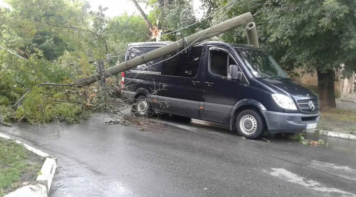 На Кіровоградщині на мікроавтобус з людьми впала бетонна електроопора (ФОТО) фото 1