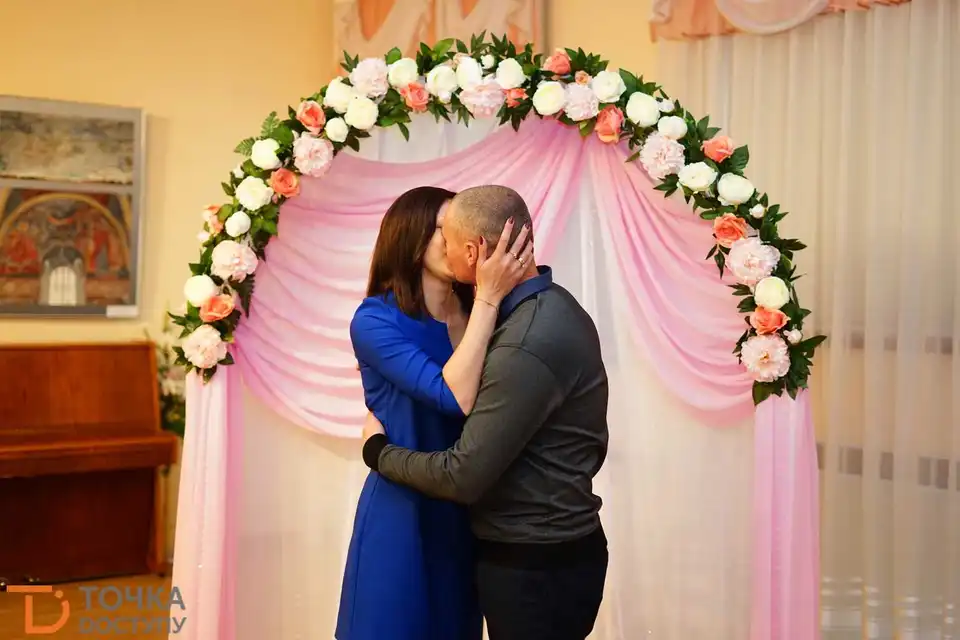 Шлюб за добу у Кропивницькому: Олег та Вікторія стали 400-им щасливим подружжям (ФОТО) фото 11