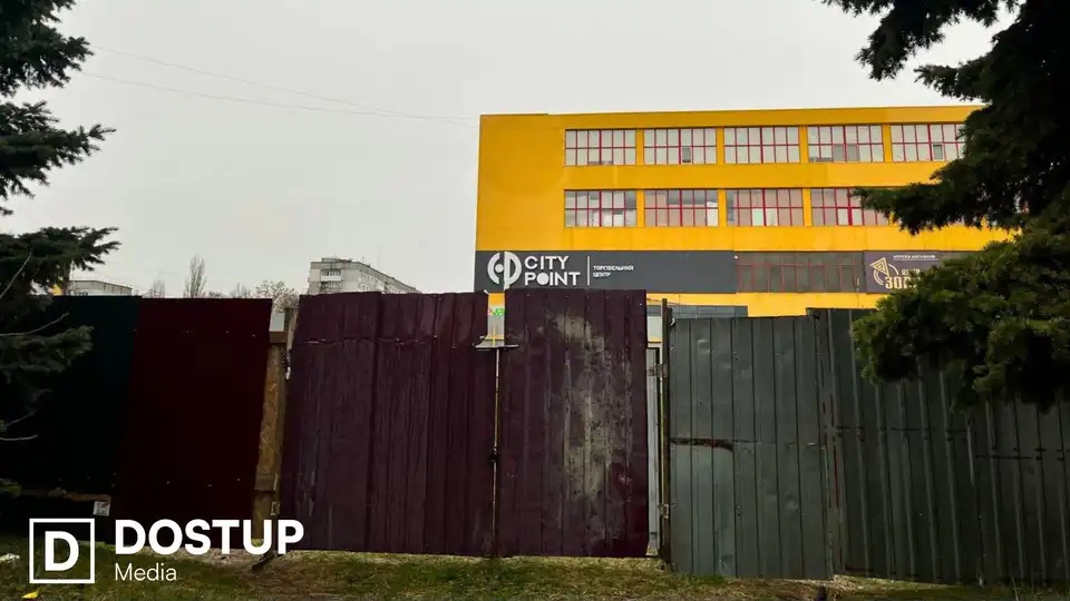 На Героїв України у Кропивницькому встановили будівельний паркан: що там планують звести