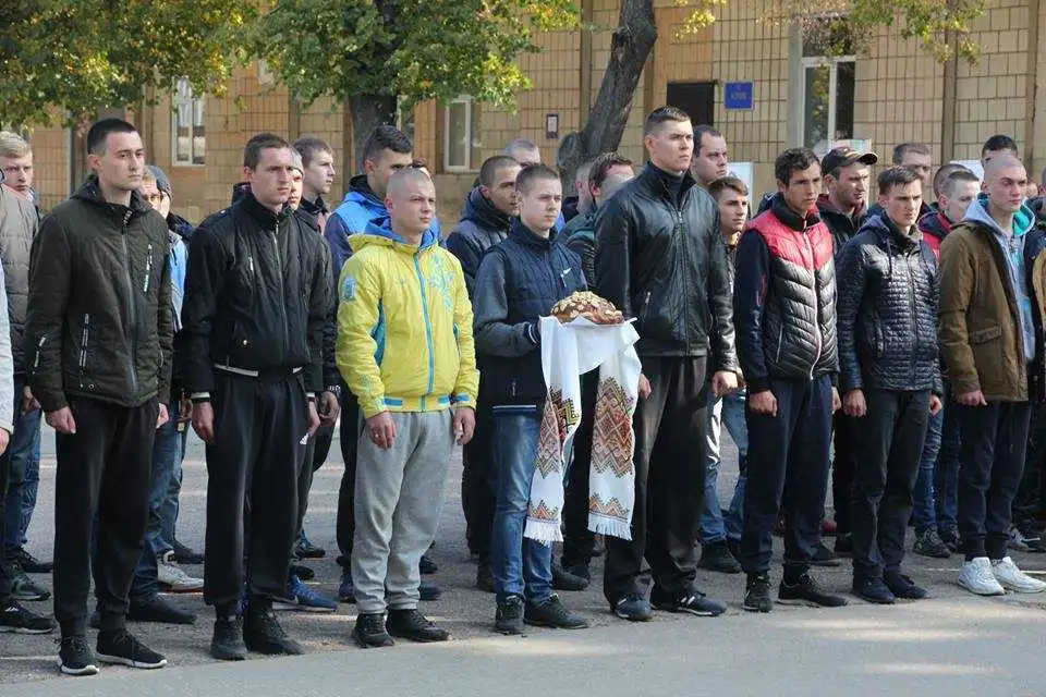 На Кіровоградщині урочисто провели юнаків на строкову військову службу (ФОТО) фото 8