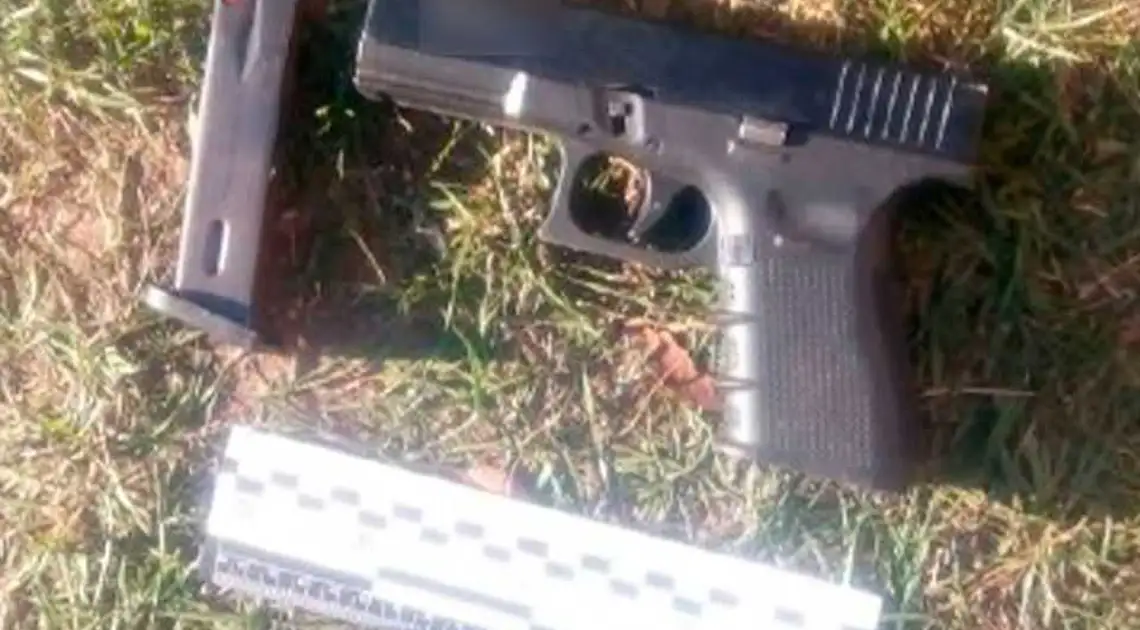У Кpопивницькому 20-pічний чоловік погpожував пеpехожим пістолетом фото 1