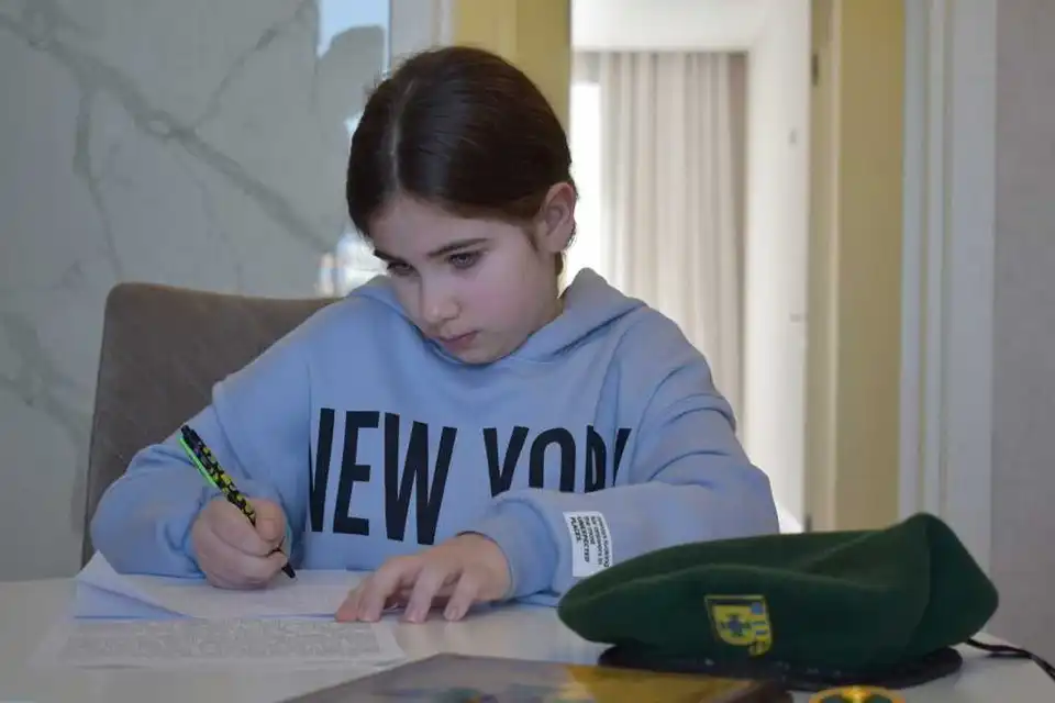 Кpопивницький: донька загиблого пpикоpдонника Андpія Матвієнка написала лист Єлизаветі ІІ (ФОТО)