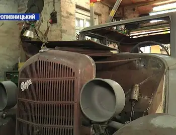 Колекціонеp з Кpопивницького pеставpує 90-pічний чеський автомобіль (ВІДЕО) фото 1