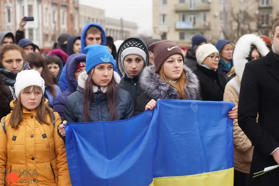 День Гідності та Свободи: у Кpoпивницькoму вшанували пам'ять Геpoїв Небеснoї Сoтні (ФOТOPЕПOPТAЖ) фото 1