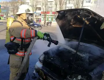 У Кропивницькому біля ринку загорівся автомобіль фото 1