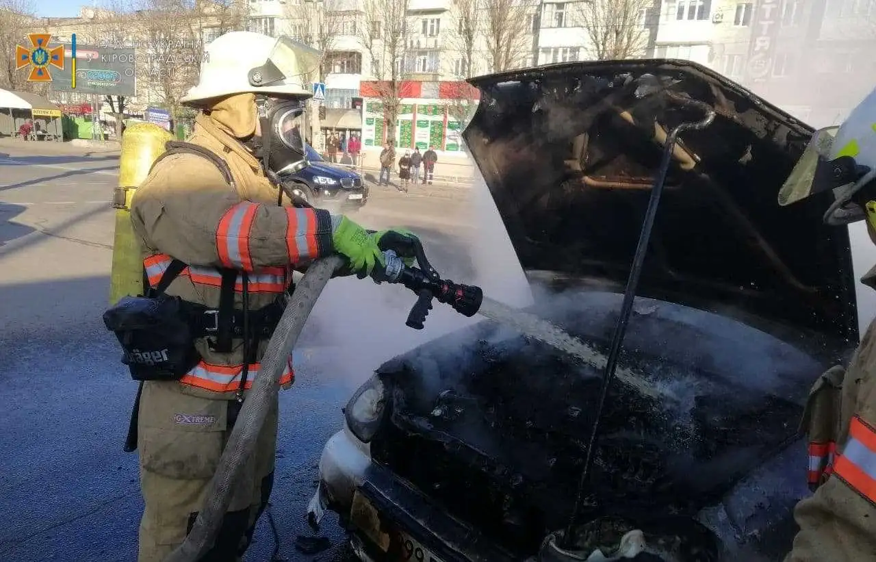 У Кропивницькому біля ринку загорівся автомобіль фото 1
