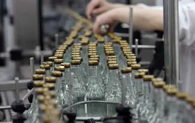 «Позахмарна» горілка в Україні: скільки коштуватиме алкоголь та хто виграє від підвищення ціни (ФОТО) фото 1