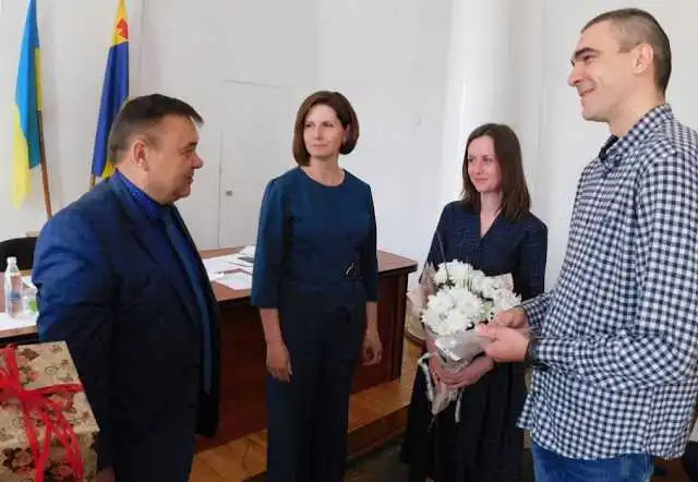 На Кіровоградщині молодому подружжю лікарів вручили трикімнатну квартиру
