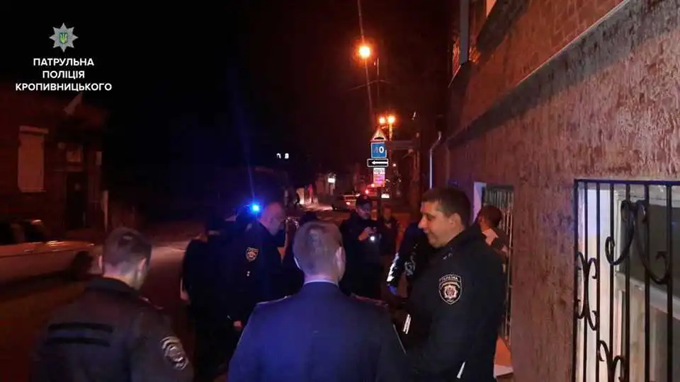 Патрульні Кропивницького оперативно затримали озброєного ножем дебошира – ковтнув згорток з невідомою речовиною (ФОТО)