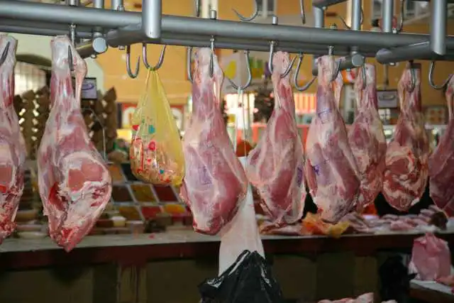 Збитки – десятки мільйонів: «підприємець» з Кропивницького організував нелегальну схему поставки м’яса до Криму та Казахстану фото 1