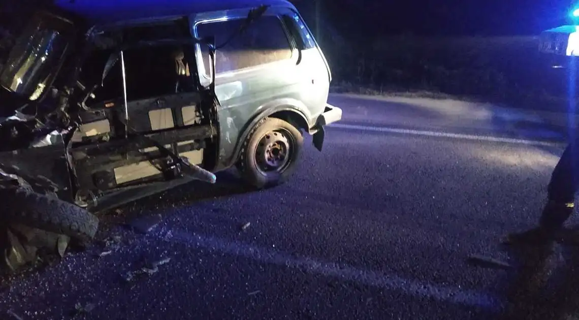 На Кіровоградщині зіткнулися автівки "Renault" та "Нива", водія останньої госпіталізували фото 1