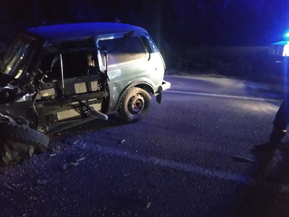 На Кіровоградщині зіткнулися автівки "Renault" та "Нива", водія останньої госпіталізували
