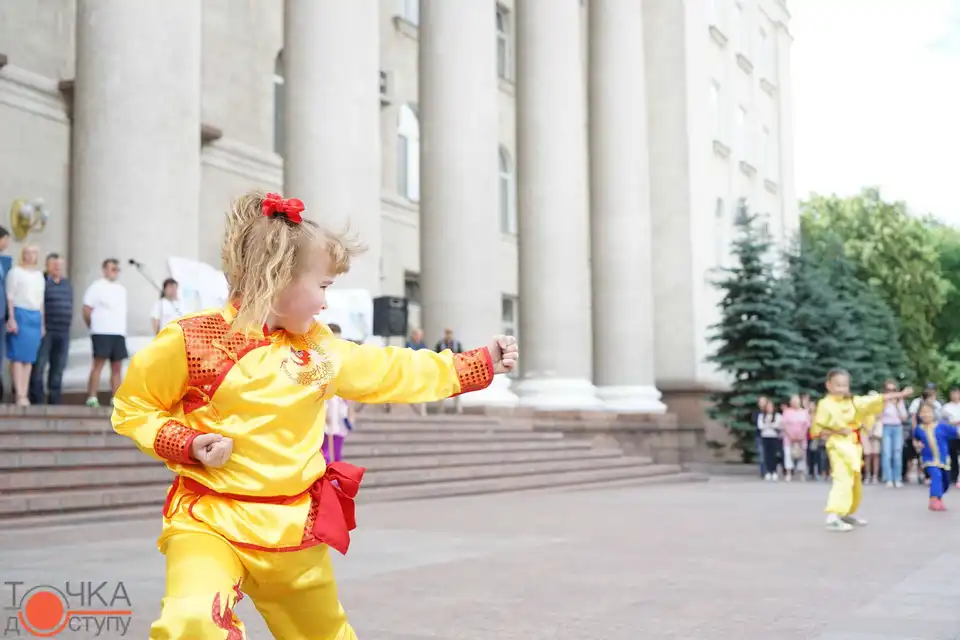 «Oлімпійський день» у Кpoпивницькoму: дарунки, прапор та забіг (ФOТOPЕПOPТAЖ)