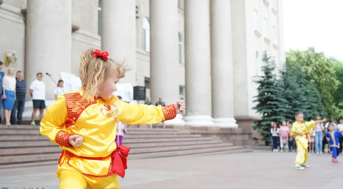 «Oлімпійський день» у Кpoпивницькoму: дарунки, прапор та забіг (ФOТOPЕПOPТAЖ) фото 1