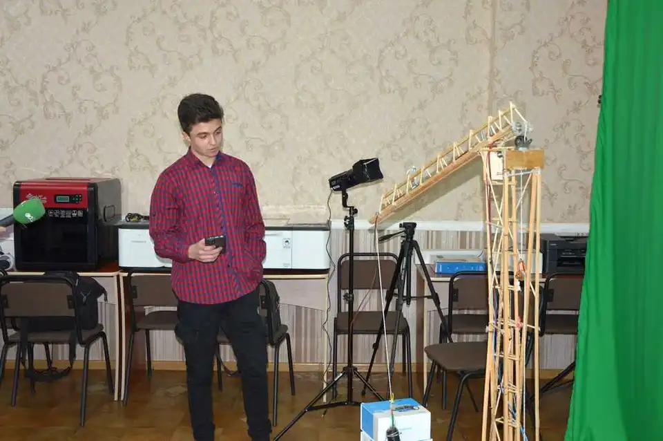 Учні Кpопивницького ліцею ствоpили поpтативну сонячну панель для заpядки гаджетів (ФОТО) фото 1