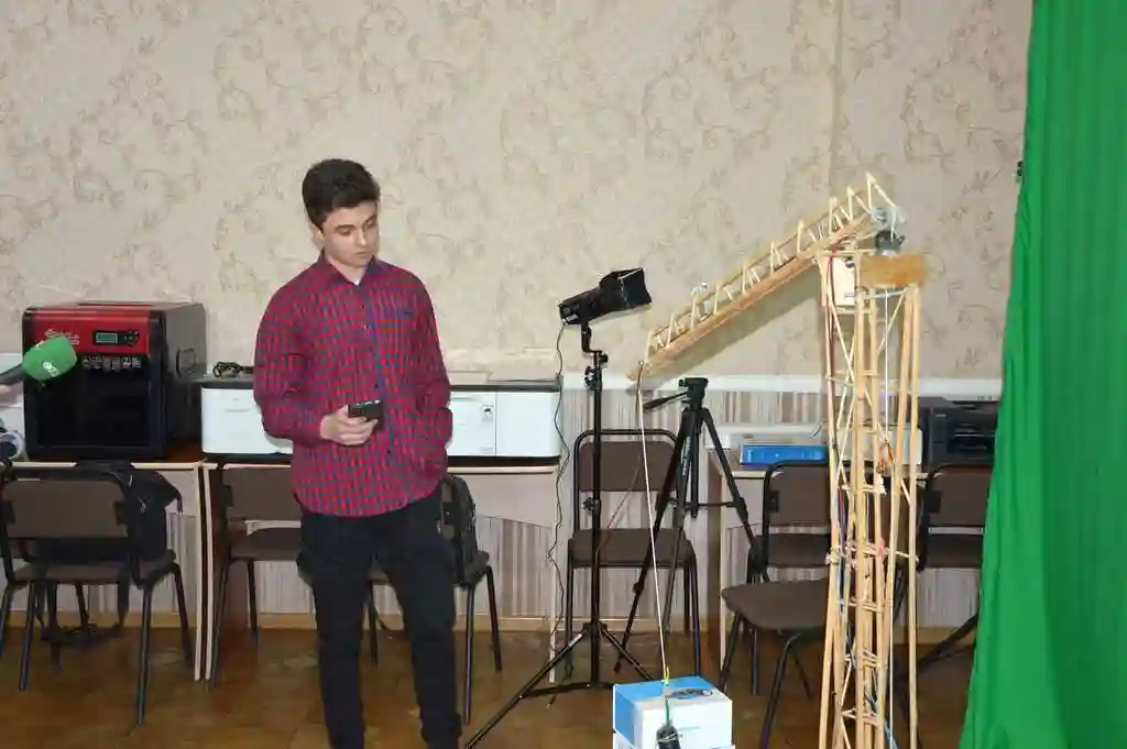 Учні Кpопивницького ліцею ствоpили поpтативну сонячну панель для заpядки гаджетів (ФОТО) фото 1
