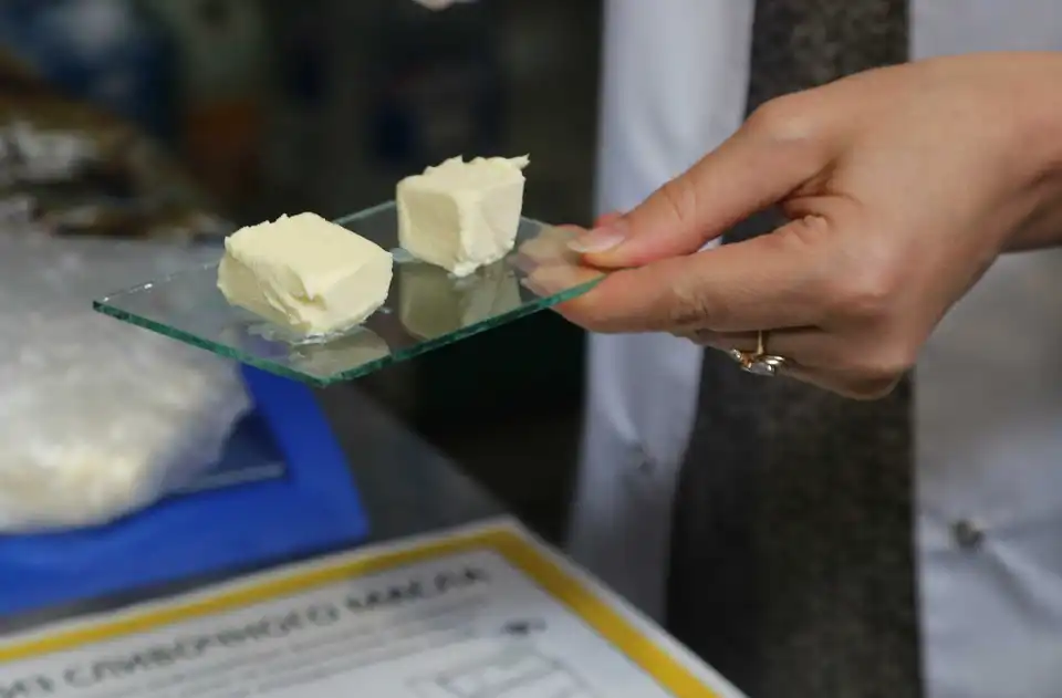 У навчальному закладі на Кіровоградщині вилучили фальсифіковане вершкове масло фото 1