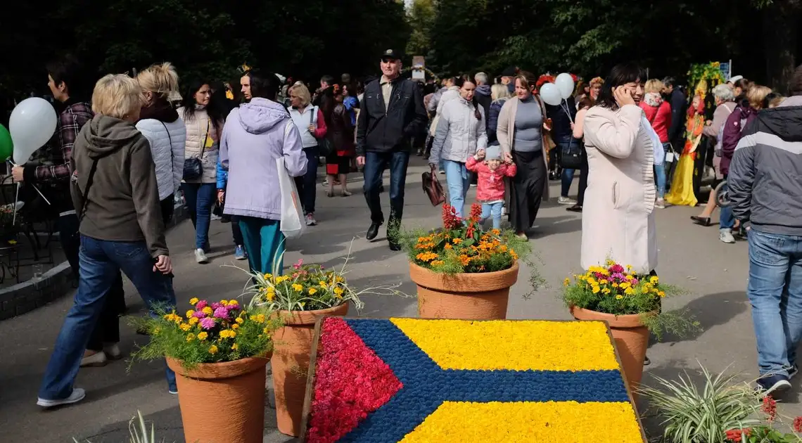 Фотозони, розваги та смаколики: у Кропивницькому парк перетворився на святкове містечко (ФОТОРЕПОРТАЖ) фото 1