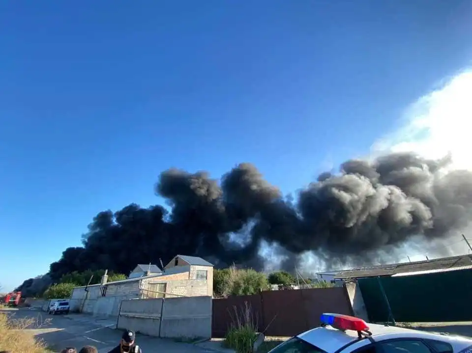 На Кіровоградщині горить склад з автомобільними шинами (ФОТО)