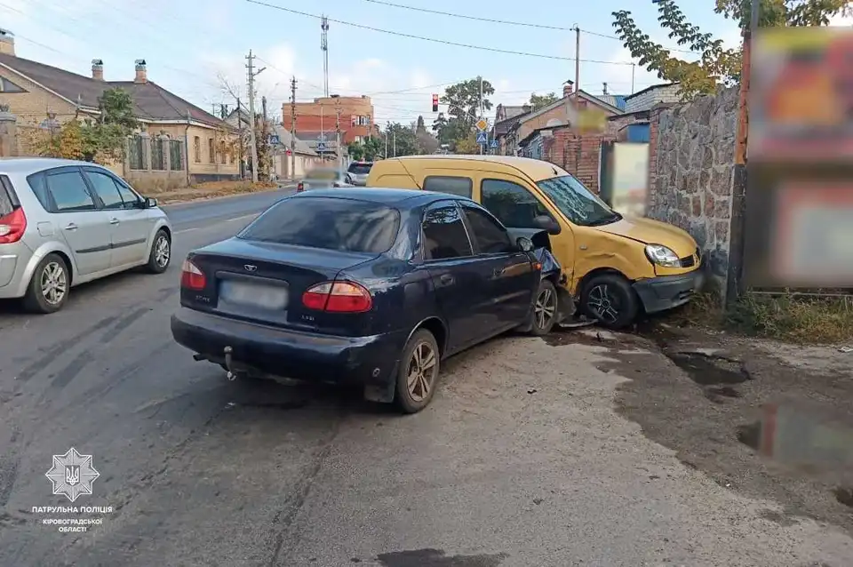 У Кpопивницькому зіткнулися Renault та Daewoo (ФОТО)