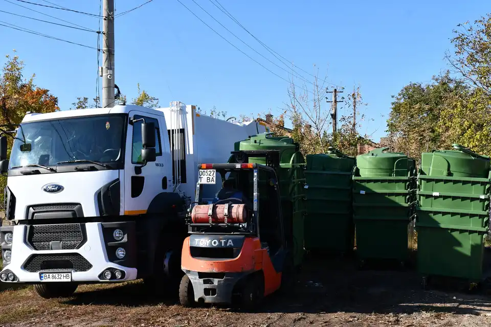 Контейнери для сміття у Приютівці